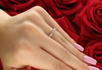 Pierścionek z białego złota próby 585 z pięcioma diamentami 0,10 ct (SI2H). Certyfikat autentyczności w zestawie. Idealny na prezent lub zaręczyny.3.jpg